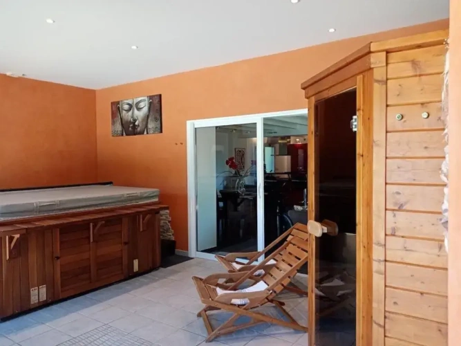 2 Bedrooms Villa