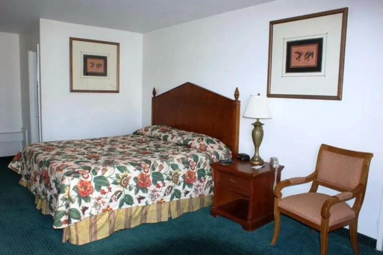 Hwy. Express Inn & Suites