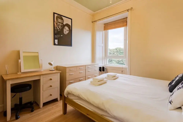 1 Bedroom Apartment Overlooking Park