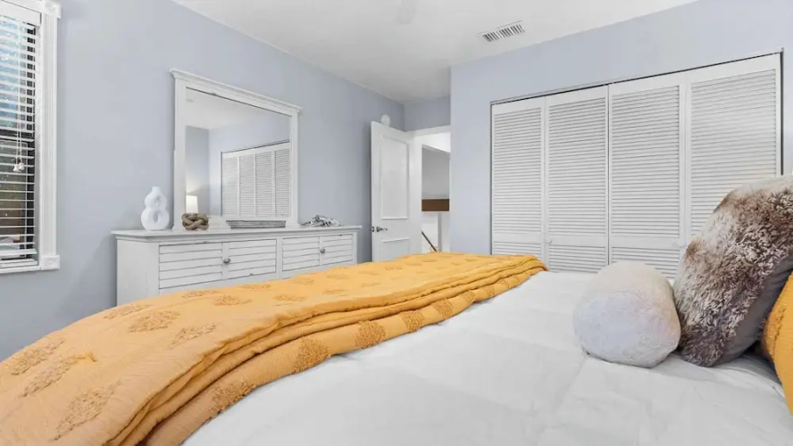 Spacious Family-friendly Retreat Beach Walkable
