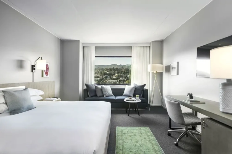 Hollywood Sign View High Floor Double room