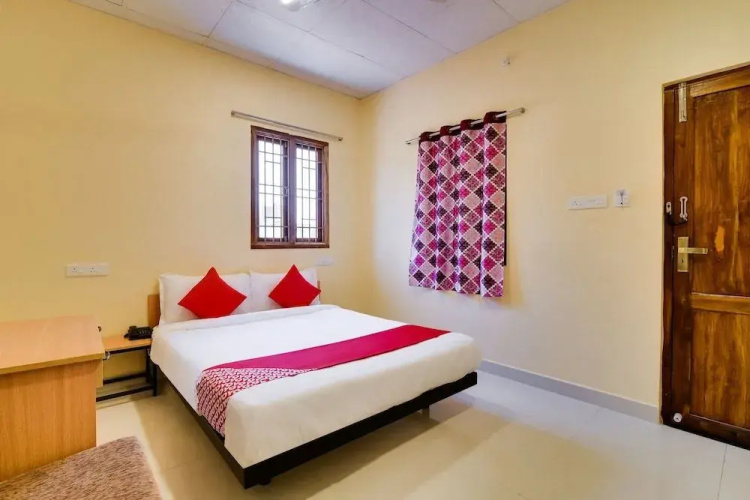Om Sakthi Complex Pethuchettypet by OYO Rooms
