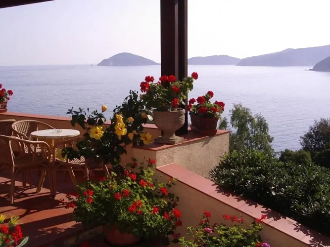 Standard Double room with balcony and with partial sea view