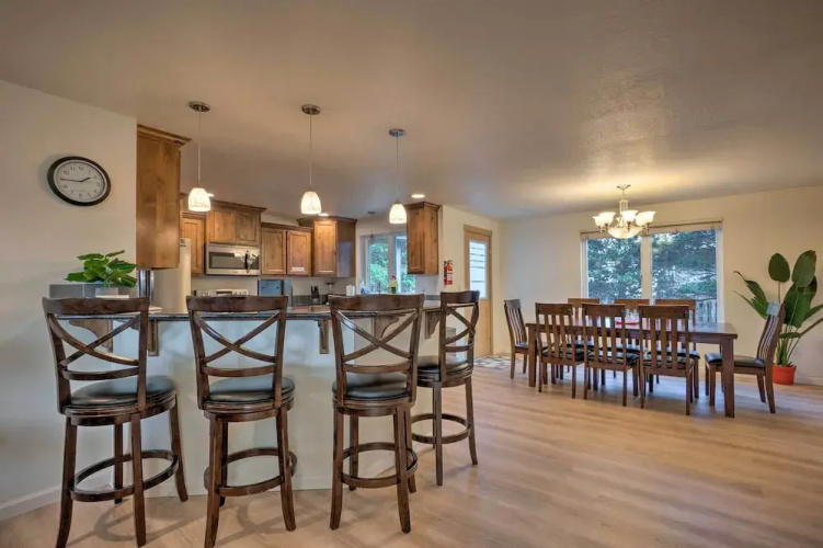 Spacious Bandon Getaway - 2 Blocks to Ocean!