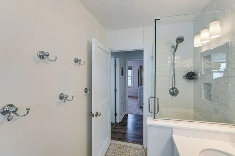 Walk to Beach & Dtwn Dining! Avalon Coastal Escape