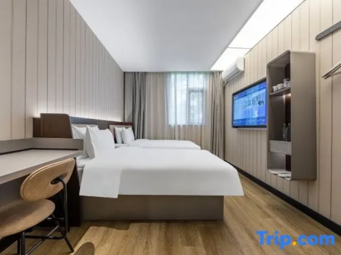 Standard Twin room with street view