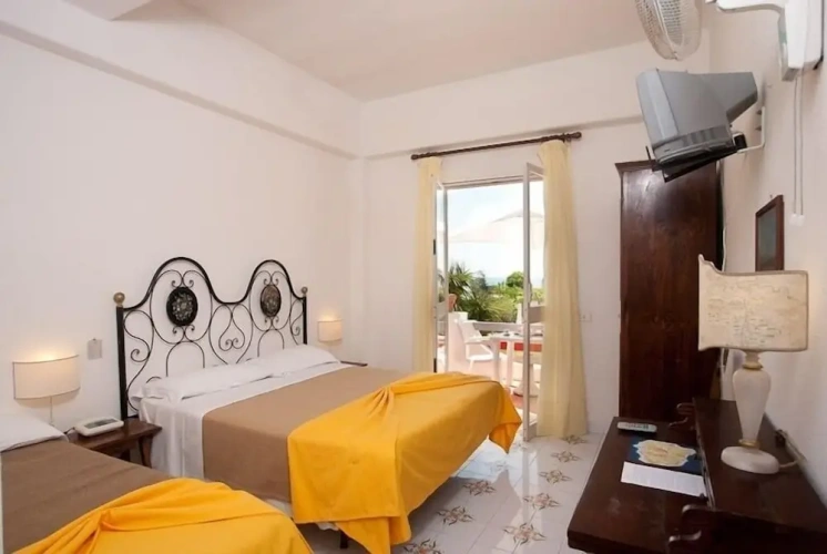 Standard Triple room