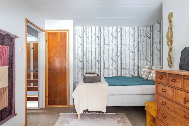 Lakefront House with 5 BR and Sauna