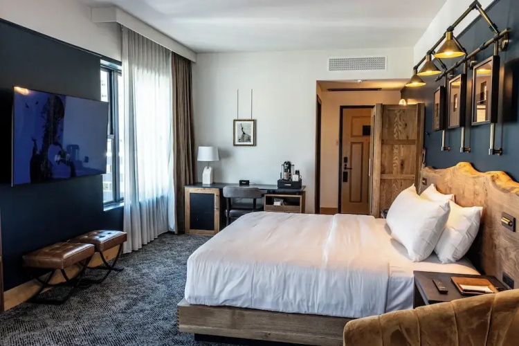Hotel Renegade