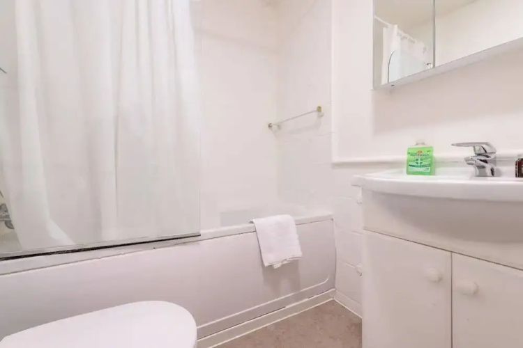 Spacious 2 Bedroom Flat in Kensington