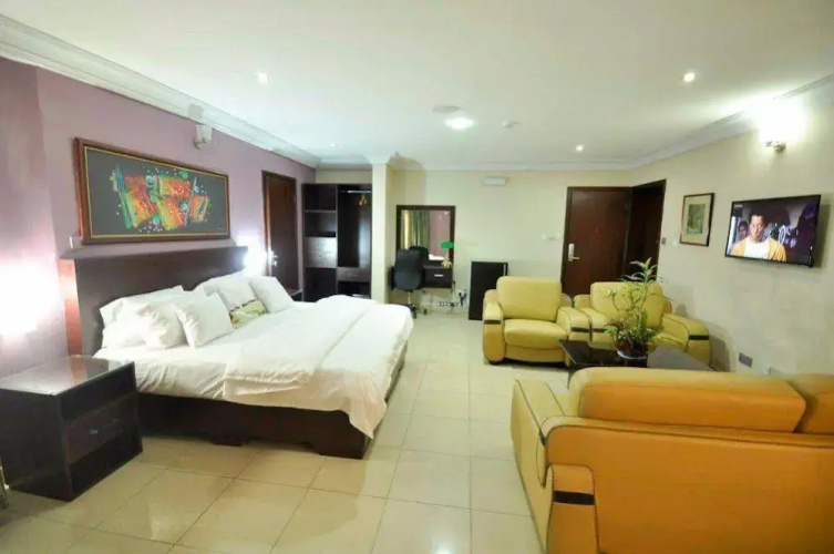 Jeromes Gardens And Suites
