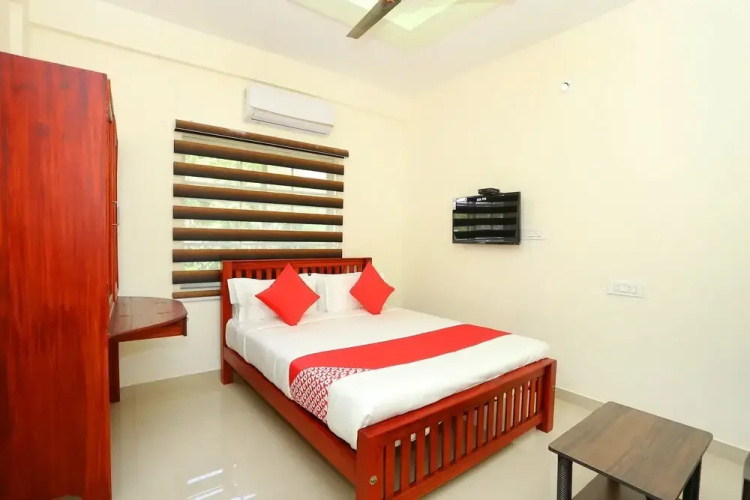 OYO 37302 White Cort
