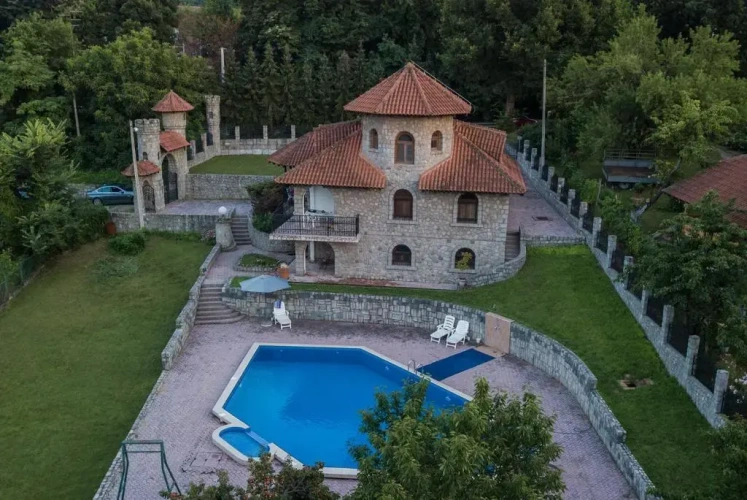 2 Bedrooms Villa