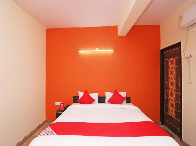 OYO 28366 National Hotel