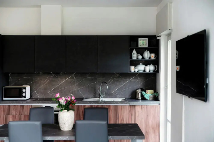 Stylish 2-Bedroom Apartment by Lake Como