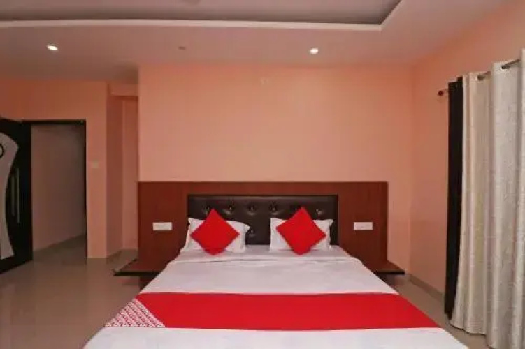 OYO 18469 Hotel Hmvr