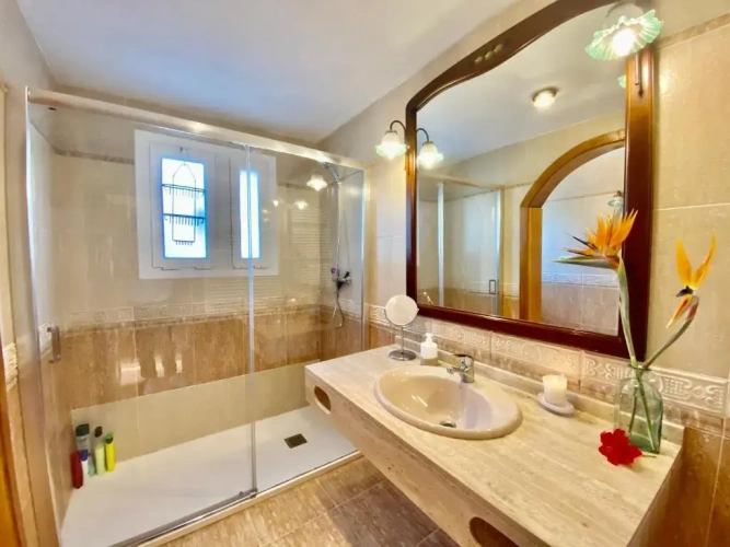 5 Bedrooms Cottage