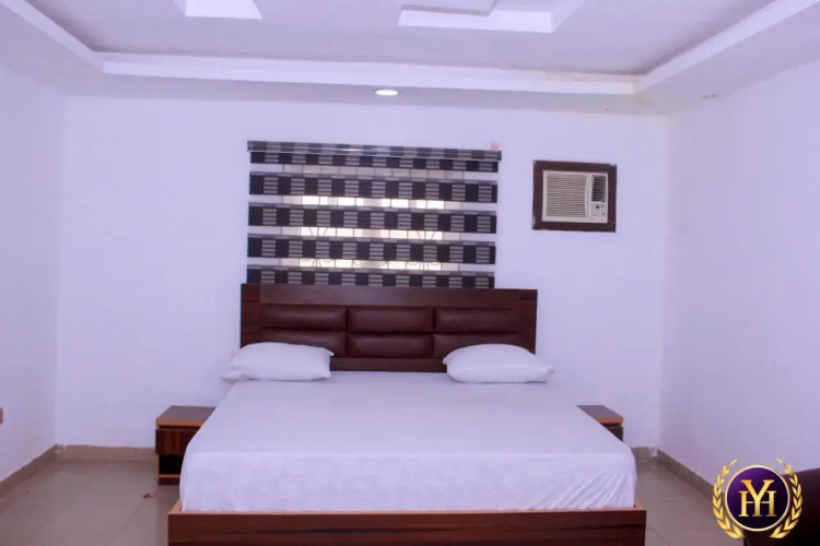 Yais Hotel and Suites