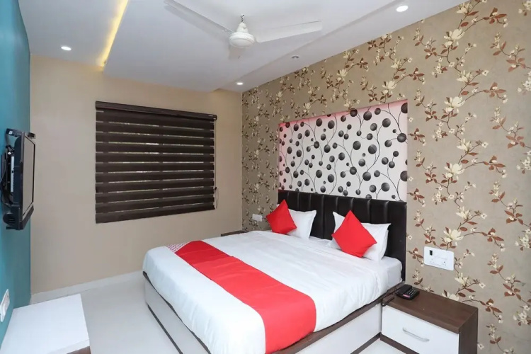OYO 44565 Ashrit Suites