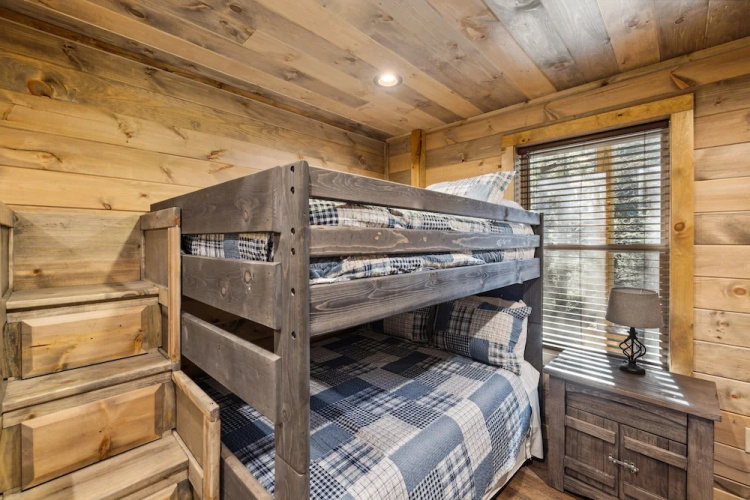 Hillside Hideaway 3 Bedroom Cabin by RedAwning
