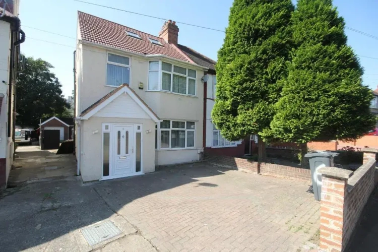 4 Bedrooms Cottage