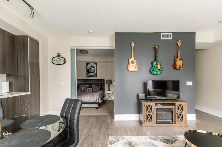 1bd Premier Condo 300front Str W