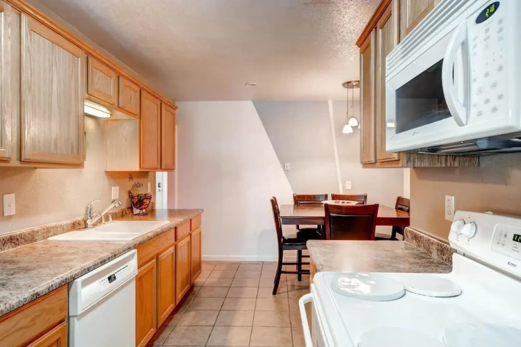 5 Bedrooms Apartment