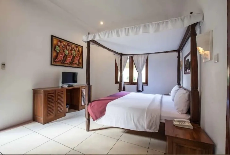 6 Bedrooms Villa