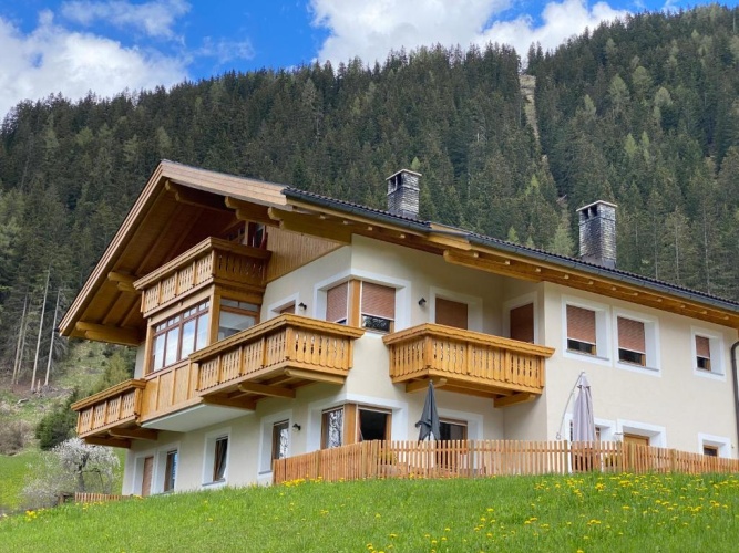 3 Bedrooms Apartment