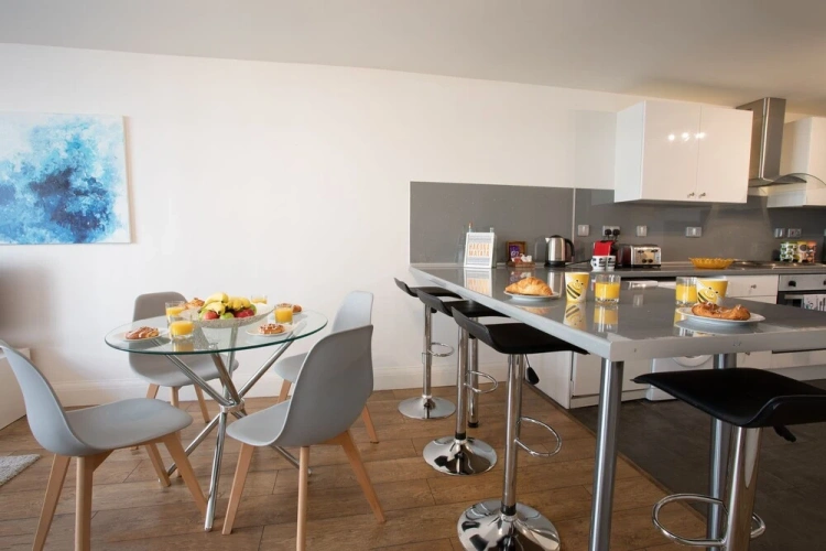 3 Bedrooms Apartment