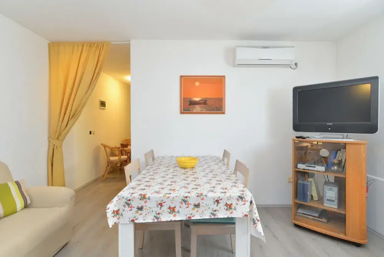Apartment 877