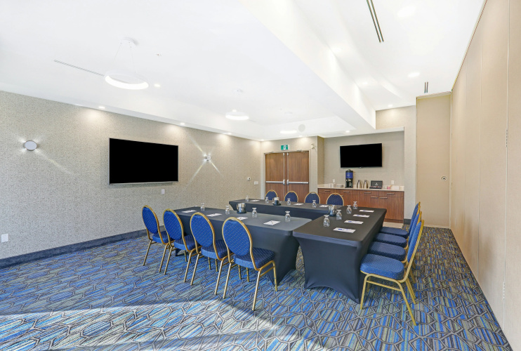 Holiday Inn Express & Suites Woodstock South photo 21