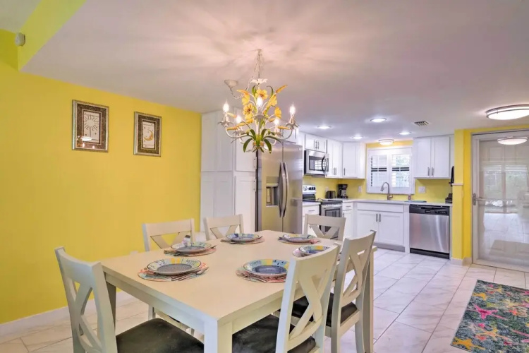 Cheery Condo With Pool Access: 3 Miles to Beach!