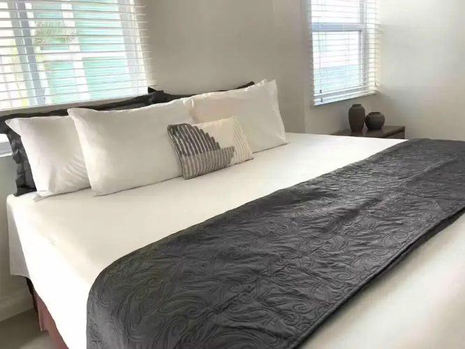 Modern 1BR Condo in Kingston