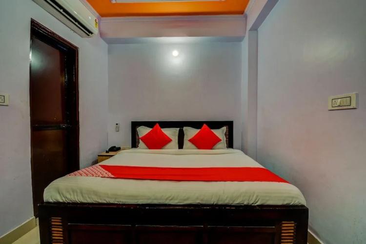 OYO Flagship 19036 Hotel Royal Raj