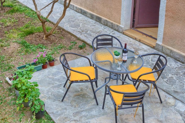 1 Bedroom Apartment with garden view
