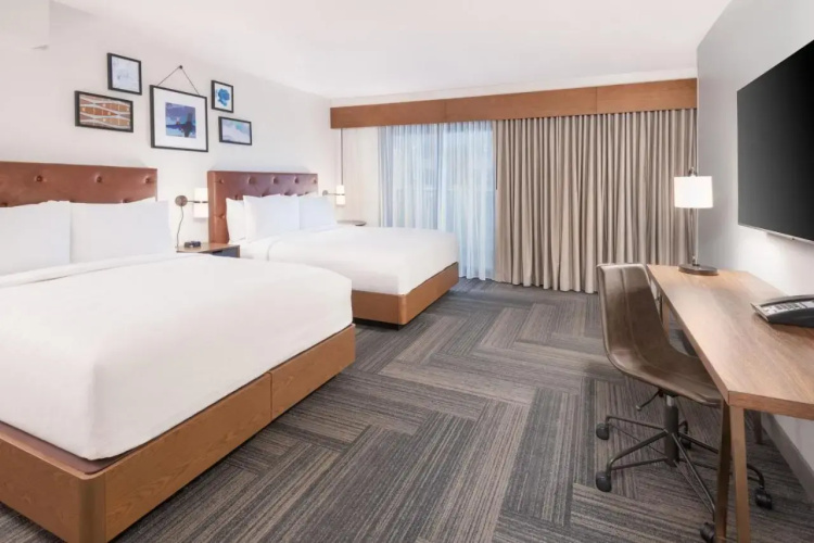Radisson Hotel & Suites