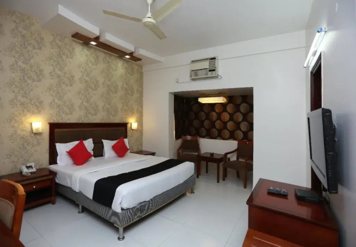 The Luxotica by OYO Rooms
