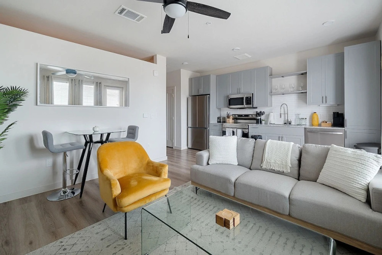 Sky-high Comfort 1BR Gym Pool Pet Friendly