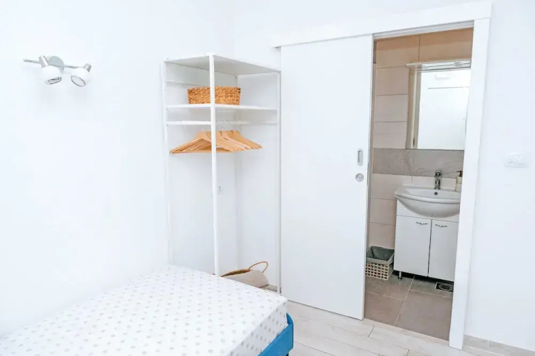 Serious Job Room