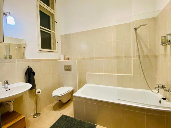 Deco House - Huge central two bedroom