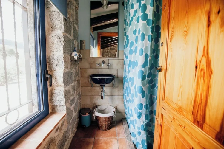 4 Bedrooms Cottage