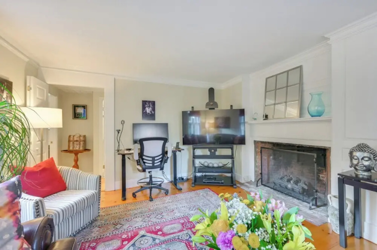 < 1 Mi to Dtwn Salem: Apt w/ Shared Patio & Yard!