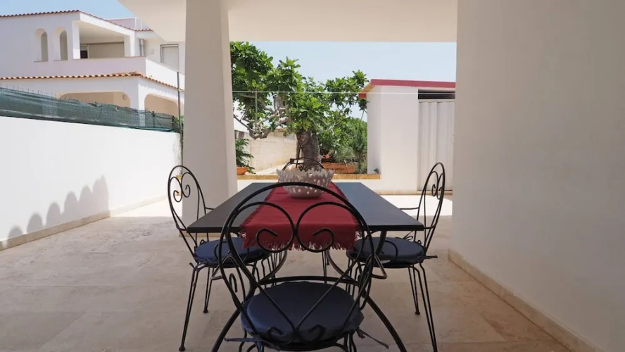Villetta Nonno Seba Sleeps 4 Just a few Metres From the sea