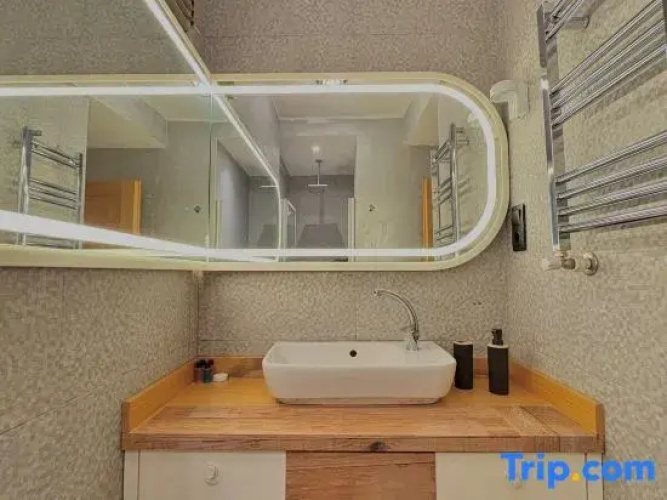 Taksim Square—1BR Deluxe Suite 03
