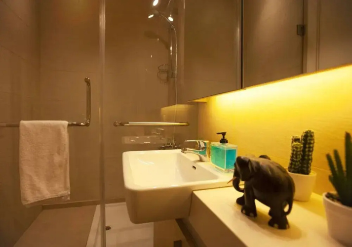 Comfy - 1BR Apt W Pool & Gym in Gemmayze