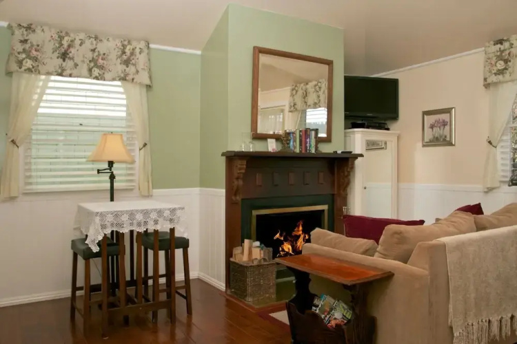 Headlands Inn Bed & Breakfast