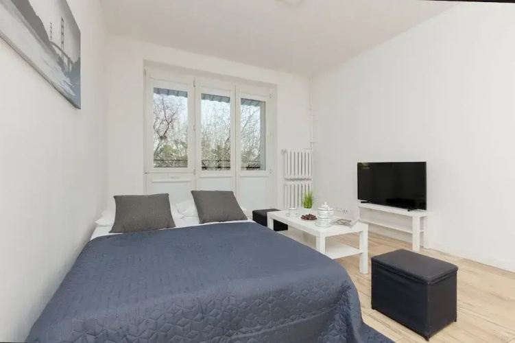 Bright Studio With Balcony by Renters