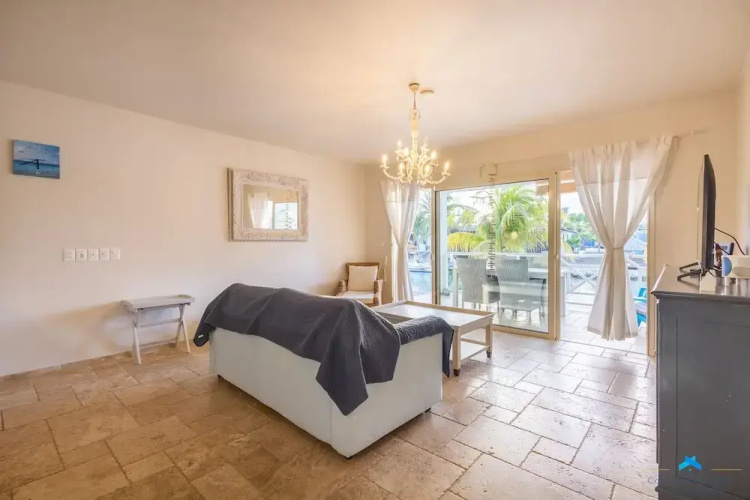 Beautiful condo with sea view