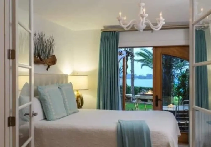 Suite with balcony and with bay view